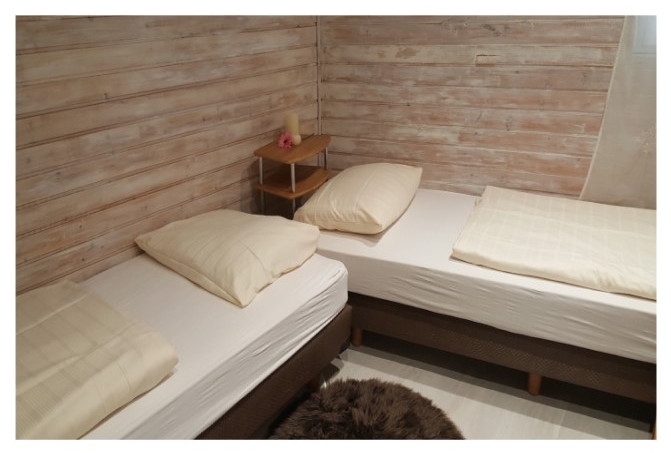 Schlafzimmer mit zwei Einzelbetten